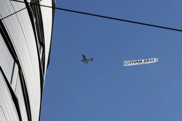 Sturm Graz, wohin man blickt ... Sogar am Himmel waren die Schwarz-Weißen vertreten.