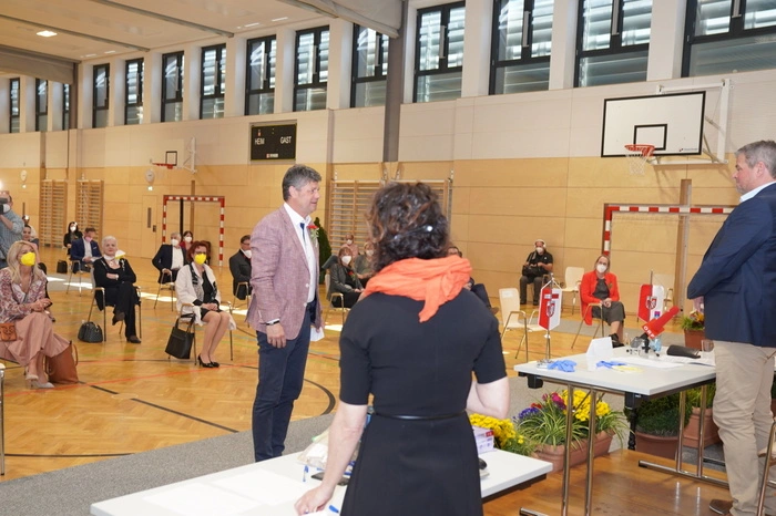Gerhard Pirih leistet vor seinem Nachfolger den Eid