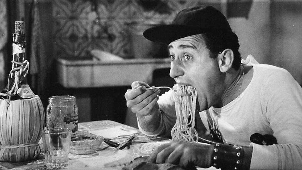 &quot;Wenn der Hunger die Benimmregeln besiegt&quot; – das ikonische Alberto-Sordi-Foto ist in vielen italienischen Restaurants zu finden