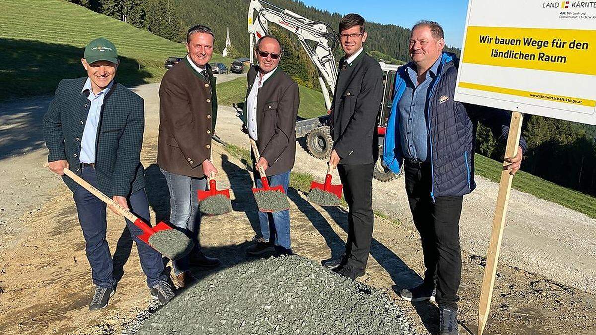 Bauleiter Norbert Nau, Bürgermeister Heimo Rinösl, Wegobmann Gottfried Glaboniat, Landesrat Martin Gruber und Vizebürgermeister Johannes Mainhard (von links)