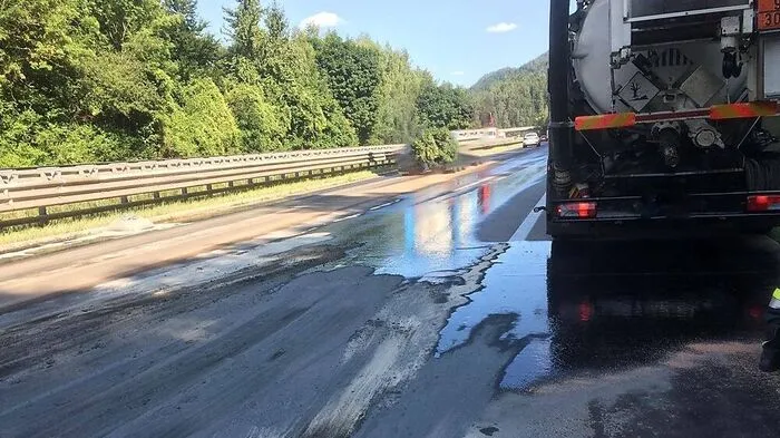 A 10 zwischen Spittal Ost und Villach West musste wegen Ölaustritts gesperrt werden. Die Fahrbahn wurde durch das Altöl massiv verschmutzt