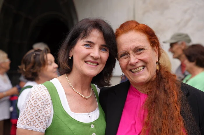 Brigitte Stocker vom Tageszentrum Möllbrücke mit der Künstlerin Lisa Huber, die die Bilder des Kreuzweges gestaltet hat.