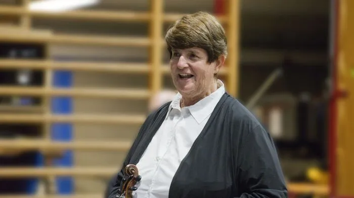 Lore Schrettner wünscht dem Publikum gute Unterhaltung.