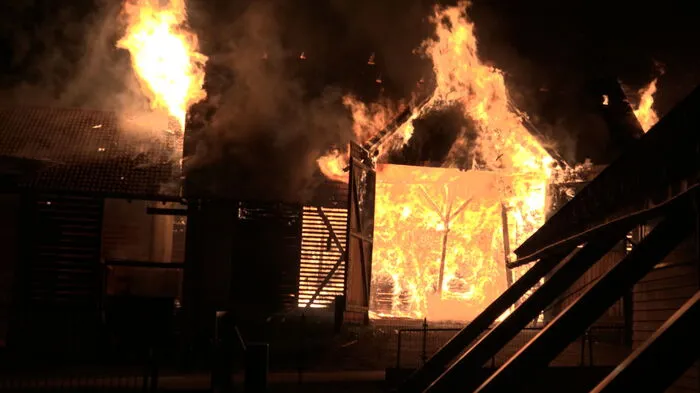 Im Moment laufen noch Löscharbeiten in St. Peter ob Judenburg. Dort steht seite den frühen Morgenstunden das Heizhaus in Flammen. Vier Feuerwehren stehen im Einsatz.