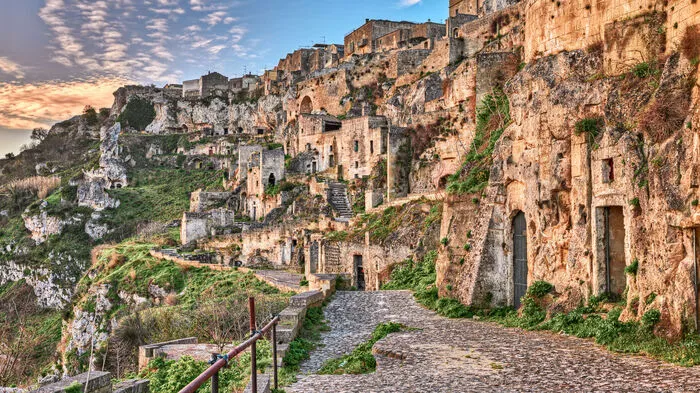 Die Löcher im weißen Fels waren schwarz. Es muffte nach Schimmel. Es stank nach Müll. Gemessen an der Jahrtausende alten Geschichte von Matera war es erst gestern, dass sich Italien für die Stadt in seinem armen Süden schämte. Doch was gestern Schande war, ist heute Stolz - und 2019 Europäische Kulturhauptstadt.