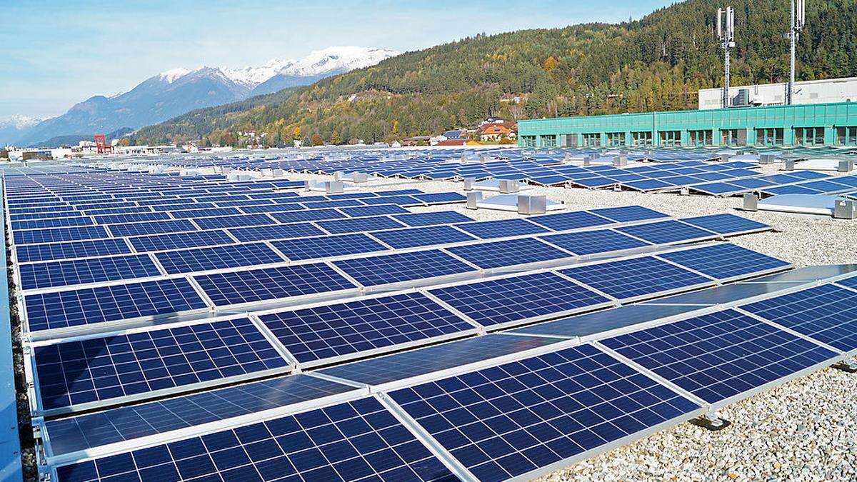 Photovoltaik-Anlagen sind in Kärnten nur wie hier auf dem Dach einer Lagerhalle gewünscht 