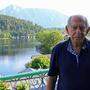 Paul Lendvai auf dem Balkon seiner Wohnung in Altaussee