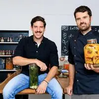 Ernten kann jeder, gären lassen will gelernt sein: Marcel Raunnigger und David Haider zeigen, wie Fermentation den Herbst ins Glas bringt.