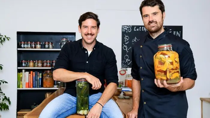 Ernten kann jeder, gären lassen will gelernt sein: Marcel Raunnigger und David Haider zeigen, wie Fermentation den Herbst ins Glas bringt.