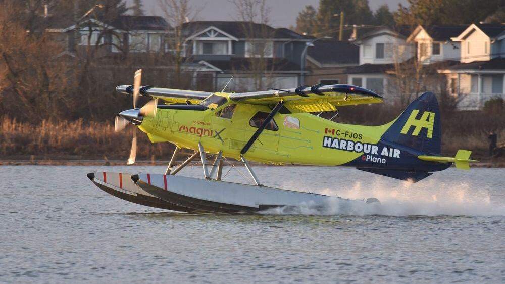 Unter den Augen von rund hundert Neugierigen hob das auf E-Antrieb umgerüstete Wasserflugzeug vom Typ DHC-2 de Havilland Beaver am Dienstag vom Flughafen in Vancouver ab und drehte eine Runde über dem Fraser-Fluss