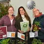 Anna Tauschitz, Patricia Winkler-Payer und Anne Blume (von links) verkauften im "Haus der Philosophie" für den guten Zweck am "Tag der Erde" Bio-Jungpflanzen