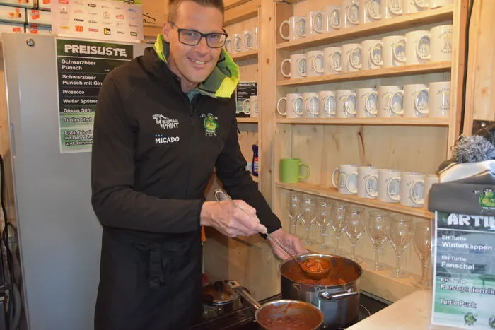 A zünftiges Kartoffelgulasch bieten die Eichholz-Turtles an.