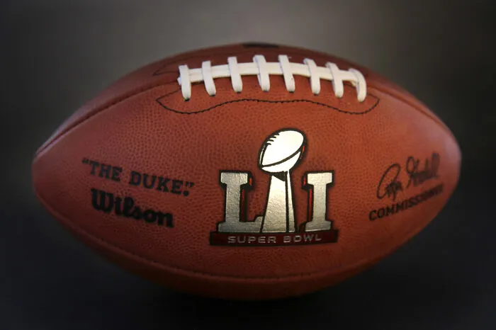 Es ist die 51. Ausgabe des Endspiels der National Football League (NFL), die Begegnung lautet Atlanta Falcons vs. New England Patriots. Im Vorjahr holten sich in der "goldenen" Jubiläumsausgabe die Denver Broncos mit einem 24:10 über die Carolina Panthers den Sieg. Übertragen wird die Partie in Österreich einmal mehr vom Privatsender Puls 4 (ab 23:10). Zum Kick-Off um 00:30 Uhr melden sich dann die beiden Kommentatoren, AFBÖ-Präsident Michael Eschlböck und Walter Reiterer.