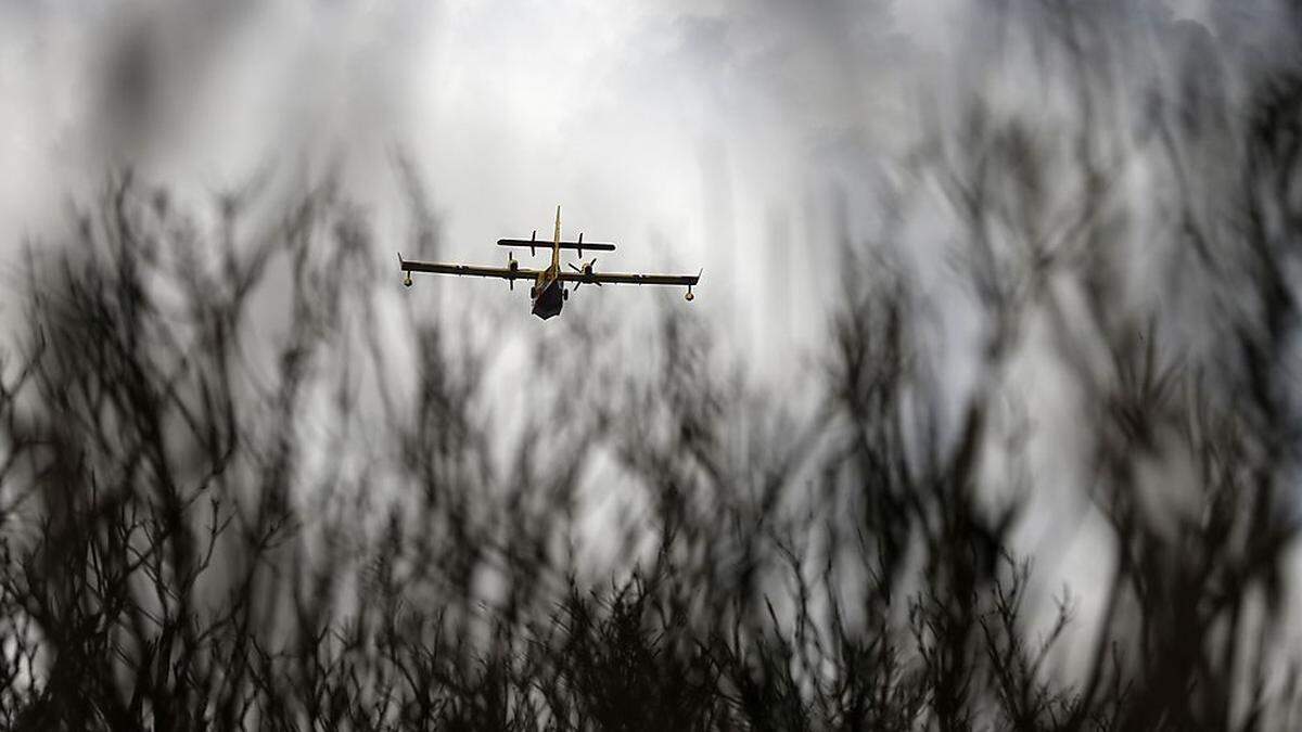 Ein Löschflugzeug im Einsatz