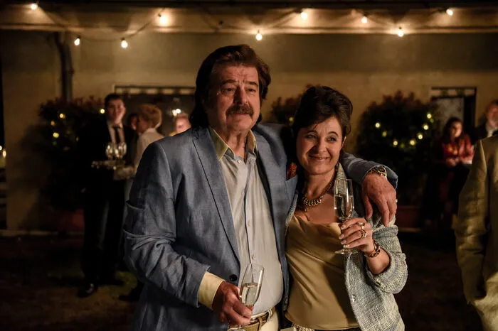 Der Fall "Her mit der Marie" punktet mit geschliffenen Dialogen, viel Milieu- und Lokalkolorit und einer grandiosen Ausstattung mit Schnauzbärten, Vokuhilas und tätowierten Hälsen. Und jeder Menge Stars wie Erwin Steinhauer, Maria Hofstätter oder Johannes Krisch.