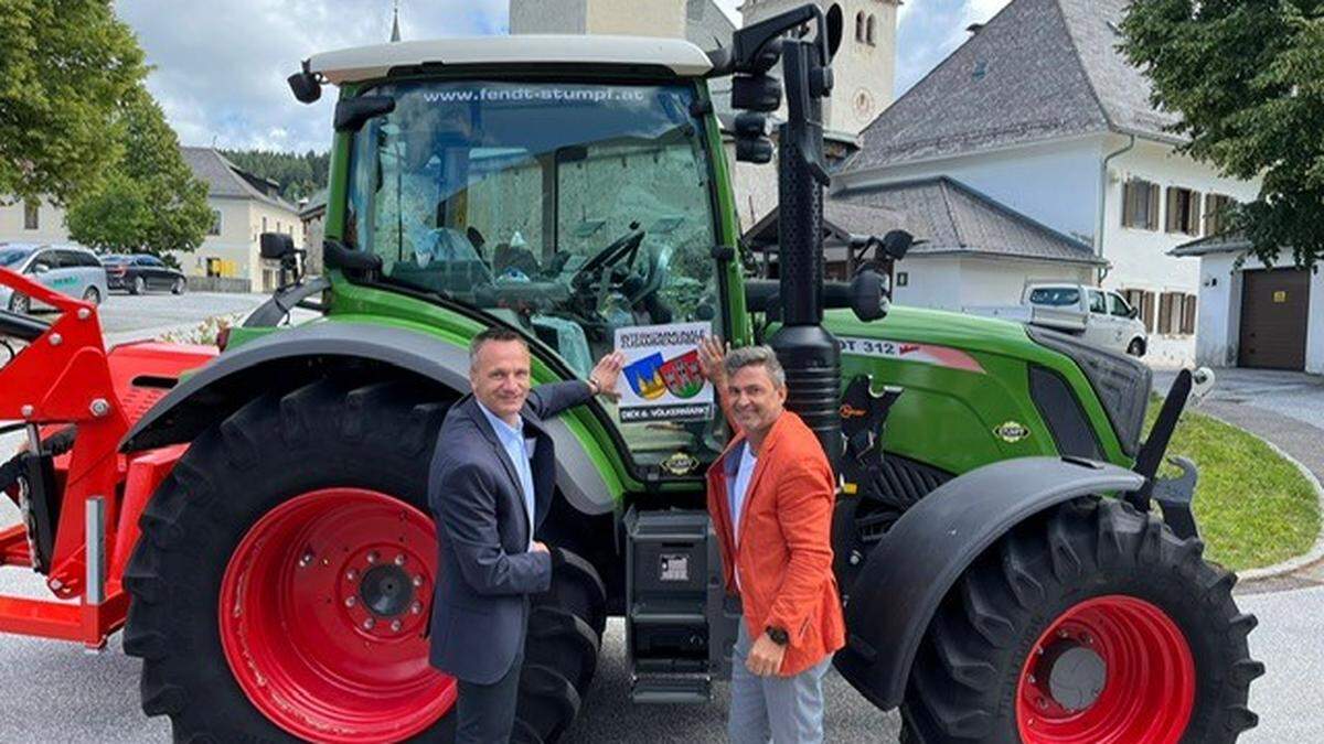 Anton Napetschnig und Markus Lakounigg (von links) hießen den gemeinsam angeschafften Traktor für den Bauhof willkommen