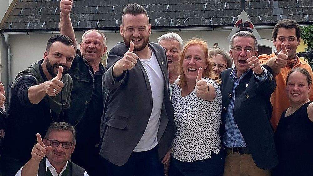 Thomas Rauninger (3. v. l., stehend) ist der neue Star der ÖVP durch seinen Erdrutschsieg in Eisenerz
