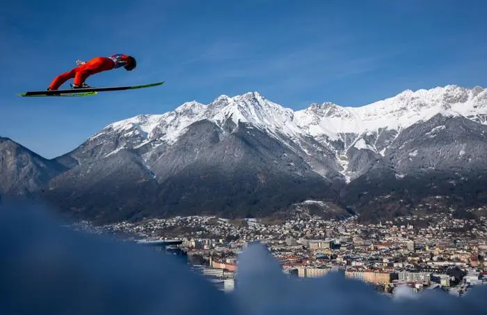 ABD0024_20250104 - INNSBRUCK - ÖSTERREICH: Gregor Deschwanden (SUI) am Samstag, 04. Jänner 2025, während des Probesprungs auf der Bergisel-Schanze in Innsbruck anl. der 73. Vierschanzentournee. - FOTO: APA/GEORG HOCHMUTH