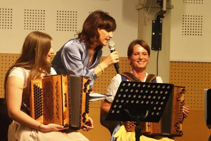 Während Volksmusik und moderne Arrangements die Ohren des Publikums verwöhnten, führte Andrea Sammer humorvoll durch das Programm.
