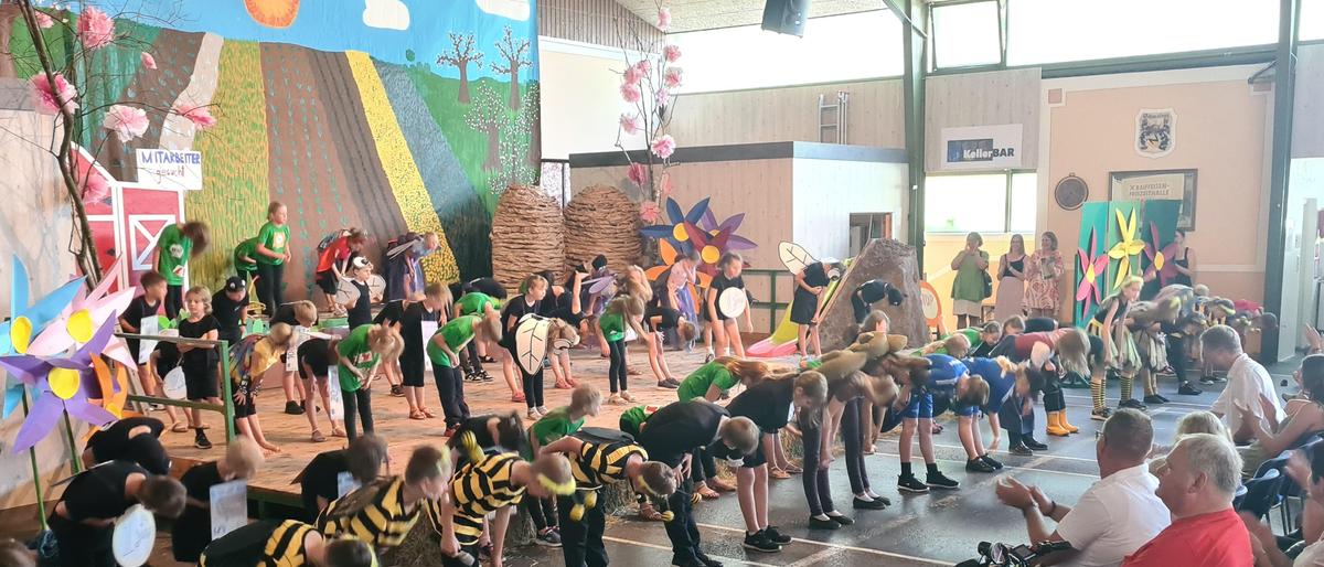 Die Schülerinnen und Schüler der Volksschule St. Magdalena am Lemberg führten das Musical „Zoff auf der Wiese“ auf