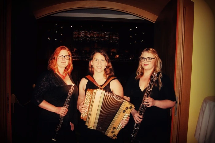 Mit der Musik möchte das CrescenTrio neue sowie bereits bekannte Melodien dem Publikum zu Gehör führen. Weil sie alle mit mehreren musikalischen Stilrichtungen aufgewachsen sind, fühlen sie sich mit Klassik, Jazz, Volksmusik und Pop wie zu Hause.