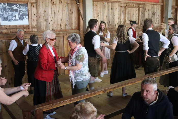 Jung und alt trafen sich an diesem Sonntag am Tanzboden.
