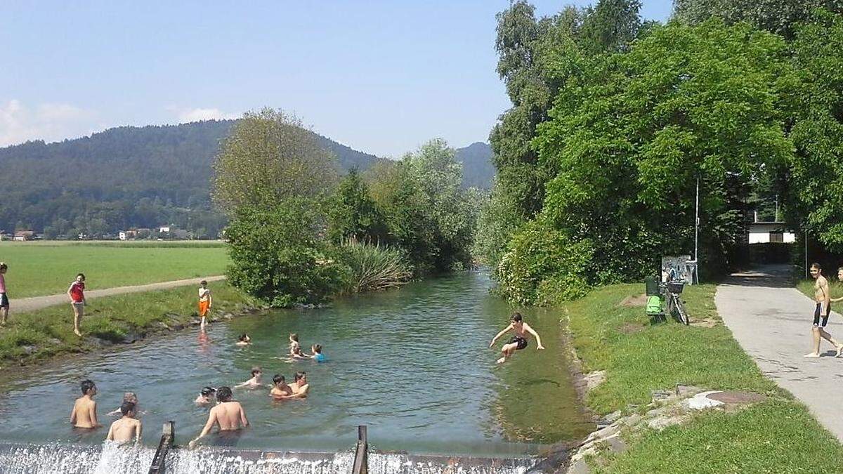 Viele Jugendliche nutzen die  Schleuse bei der Sattnitz für einen Sprung ins kühle Nass.