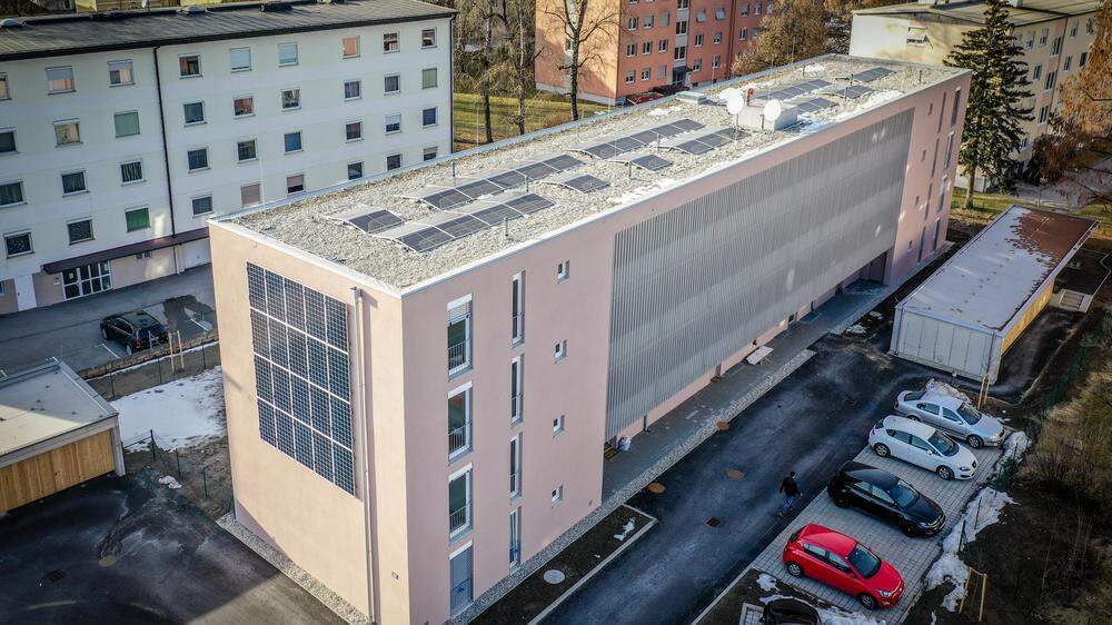 Die Fotovoltaikanlagen an der Gebäudefassade und am Dach decken 70 Prozent des Strombedarfs der acht Mitglieder ab.
