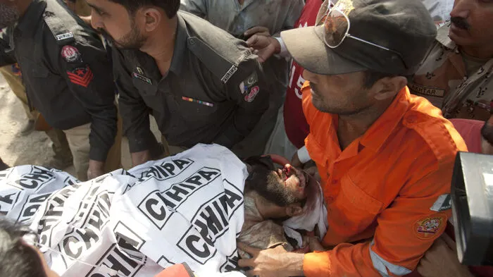 Beim Aufprall eines fahrenden Zuges auf einen stehenden sind in Karachi mindestens sechzehn Menschen getötet worden.