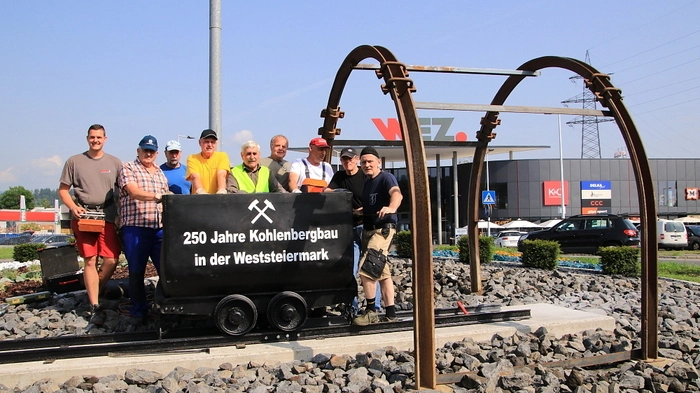 Über eine Initiative von Bürgermeister Engelbert Köppel stellte Franz Borstner mit seinem Team vom Bergbaumuseum und dem Knappschaftsverein unter Mithilfe des Bauhofes Rosental ein Denkmal auf.