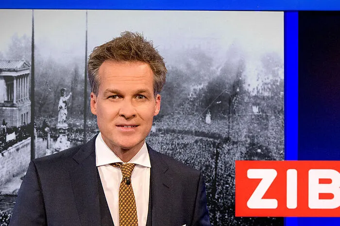 Tarek Leitner, ORF-Moderator und heute bei der "Zeit im Bild" im Dienst: Die Bescherung wird heuer verschoben – und wird wohl erst sehr spät stattfinden. Aber mittlerweile sind die Kinder groß genug und bringen sogar noch die Geduld auf, vorher das Weihnachtsessen zu nehmen.Sonst sind wir zu dieser Zeit schon im Salzkammergut und schneiden uns ein kleines Christbäumchen aus dem Wald. Das ist unser Ritual am 24. – und wenn es einmal nicht stattfindet, vermissen es die Kinder wie auch wir, und es macht beim nächsten Mal gleich noch viel mehr Freude.