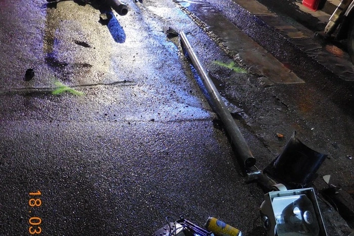 Die Einsatzstelle wurde abgesichert und ausgeleuchtet, der Pkw dem Abschleppdienst übergeben und die Unfallstelle gesäubert.