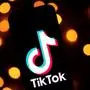 (FILES) This file photo taken on November 21, 2019 shows the logo of the social media video sharing app Tiktok displayed on a tablet screen in Paris. Microsoft announced on August 2, 2020 it would continue talks to acquire the US operations of popular video-sharing app TikTok, after meeting with President Donald Trump who seemingly backed off his earlier threats to ban the Chinese-owned platform. (Photo by Lionel BONAVENTURE / AFP); Sujet