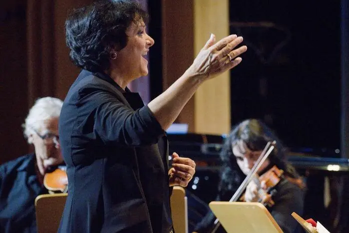 Auch der musikalische Einstieg war entsprechend würdevoll: Drei geistliche Lieder eröffneten das Konzert in stiller, nachdenklicher Atmosphäre. Durch das Programm führte Maria Stradner.