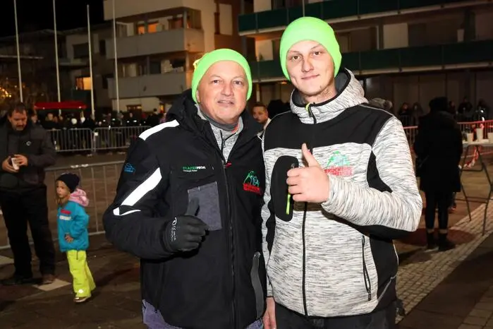 Grund des Besucheransturms war der 9. Perchten- und Krampuslauf im Ortszentrum, zu dem die „Brückler Bergteufel“ unter Obmann Alessandro Kitz und Stellvertreter Michael Kitz (von rechts) geladen hatten. 