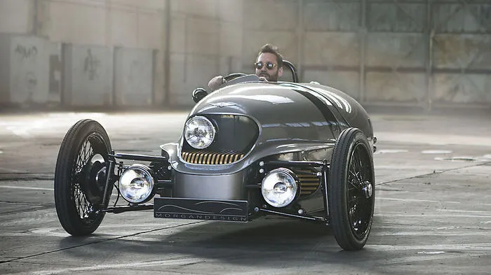 2011 ließ der damalige Firmenchef Charles Morgan mit der Neuauflage des von 1909 bis 1953 gebauten Dreirad Threewheeler die Idee seines Großvaters und Firmengründers HFS (Henry Frederick Stanley) wieder auferstehen.