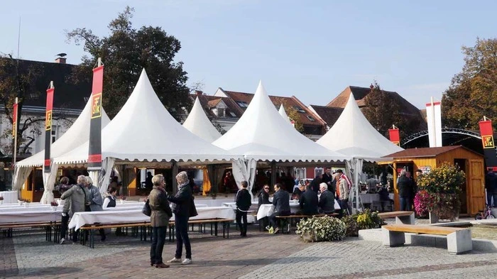Eine "echt bierige" Premiere der besondern Art ging mitten in Fürstenfeld über die Bühne.