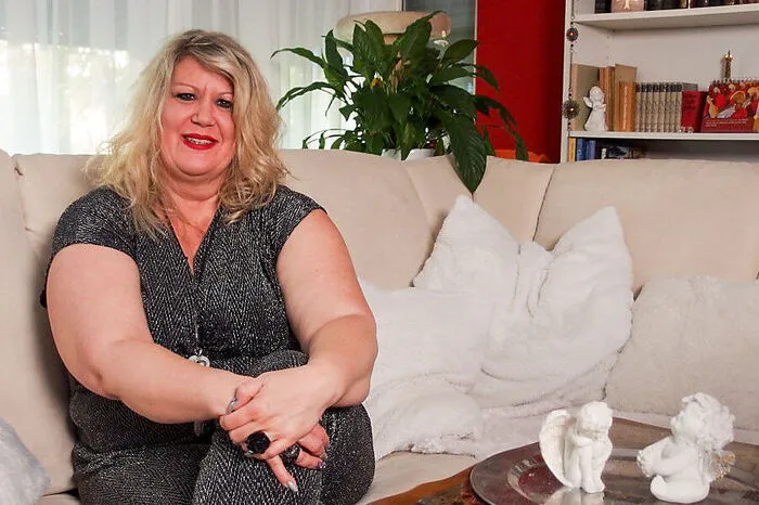 Uschi, 46-jährige Pflegemanagerin aus Wien sucht ihre "dritte Liebe". Skepsis ist ihr bewusst: "Mit einem Vollweib, das weiß, was es will, können die wenigsten. Sie denken ich bin dominant." Uschi ist spirituell interessiert und legt Karten. Ein Medium hat ihr gesagt, dass ein Mann kommen wird. Ich bitte um einen "stattlichen Mann, keinen depressiven oder ein Znichtel."