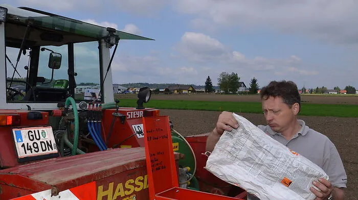 Neben der Fruchtfolge wird der Maiswurzelbohrer auch mit Pflanzenschutzmitteln bekämpft. Das Bild zeigt die Anwendung eines chemischen Granulats bei der Aussaat
