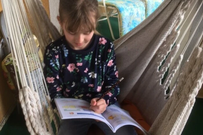 Barbara (4. Klasse) und Michaela Moser (5. Klasse) aus Eggenberg haben uns sogar ein Gedicht geschickt: "Ich schau auf mich und bleib zu Haus -doch Kinder müssen einfach raus!Drum geht bei uns die Schule so:Deutsch in der Hängematte - die Kinder sind froh!...