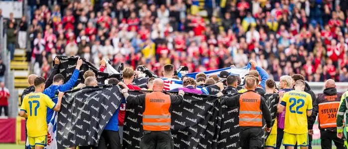 Christian Eriksens Mitspieler verdeckten den Zuschauern die Sicht