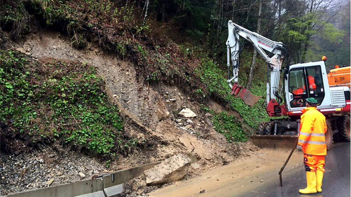 Die Mitarbeiter der Straßenmeisterei Rosental arbeiteten mit Hochdruck daran, die Straße am Loiblpass wieder von Geröll zu befreien