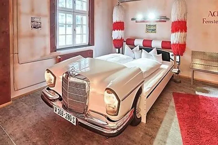 Wer nächtens beim Thema bleiben will, bucht das Zimmer "Car Wash" und träumt für 179 Euro unter einer Waschstraße in einem zum Bett umgebauten Mercedes W 180.