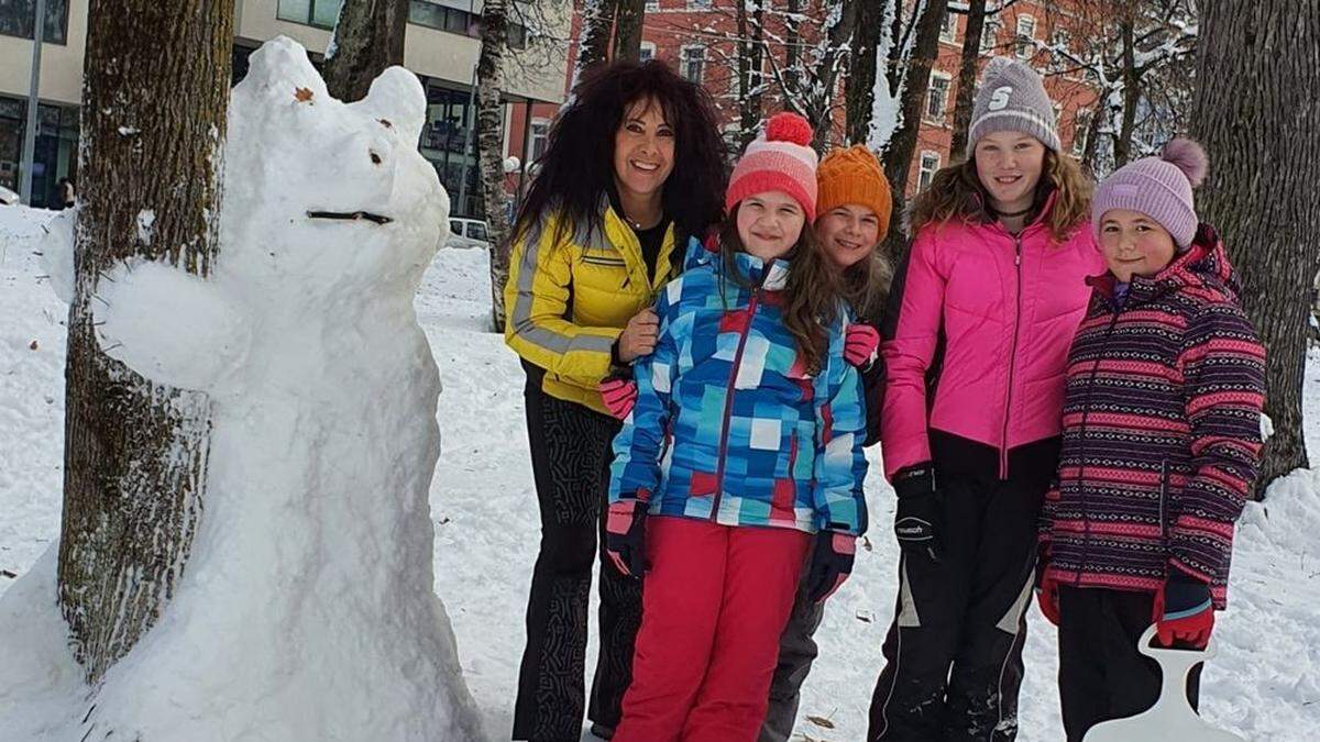 Christa Drussnitzer mit ihren Schülerinnen. Im Stadtpark wurden Schneefiguren gebaut