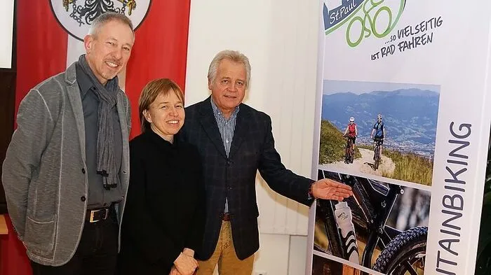 Von links: Werner Ellersdorfer, Silvia Forlati und Bürgermeister Hermann Primus