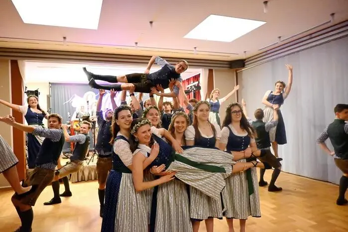 Obmann Tobias Liebminger und Leiterin Magdalena Steinberger freuten sich über die Vielzahl an Besuchern. Besonderen Anklang fand um Mitternacht die Verlosung vieler Preise. Für gute Stimmung bis in die frühen Morgenstunden sorgten die beliebten „Seetaler“.