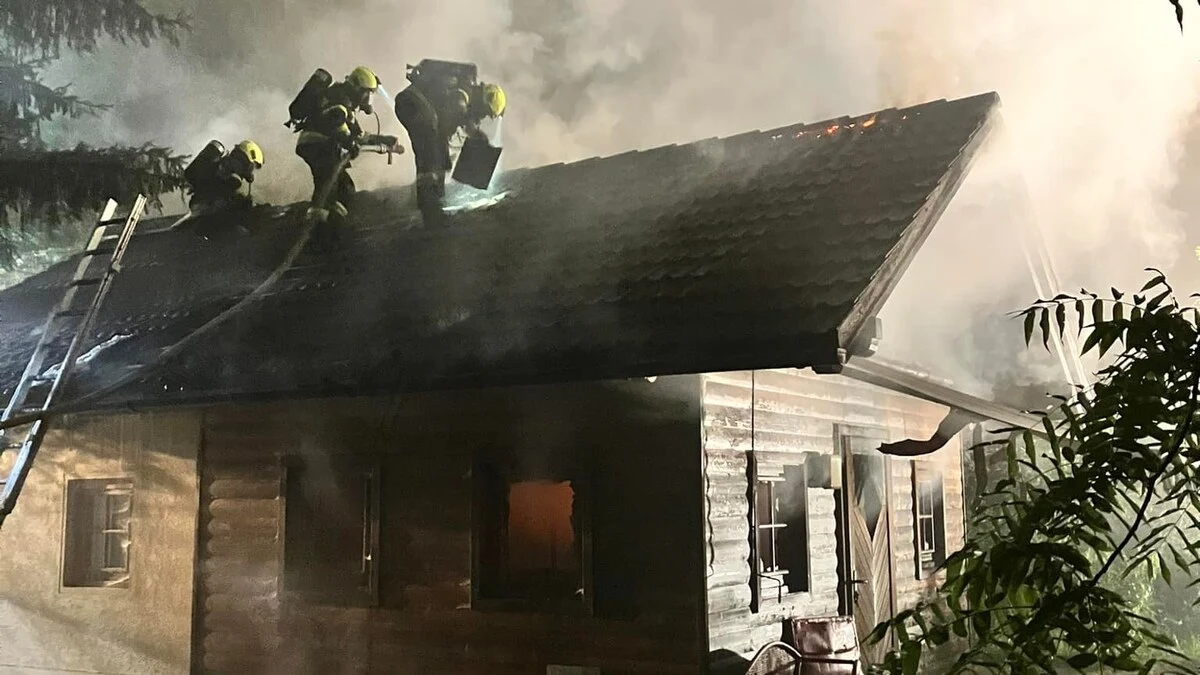 Ein Übergreifen der Flammen vom Gartenhaus auf den Wald konnte verhindert werden