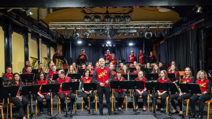 Das Publikum durfte sich über ein abwechslungsreiches Programm freuen. Neben traditioneller Blasmusik standen unter anderem „Tribute to Roxette“ sowie Filmmusik aus „Avatar: The Way of Water“ und „Gladiator“ auf dem Programm. Den stimmungsvollen Abschluss bildete das Lied „Bergwerk“ von Reinhard Fendrich.