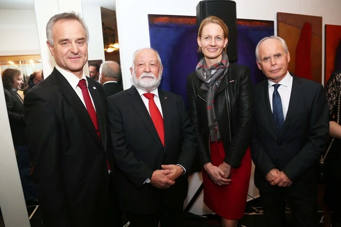 Frau in der Wirtschaft Carmen Goby und slowenischer Minister Peter Jozef Cesnik in der Mitte