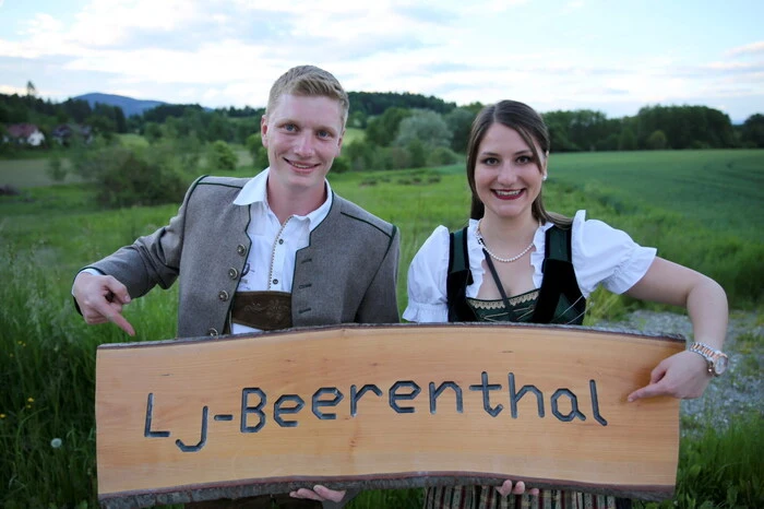"Für den Auftanz sorgt heute die LJ Arriach, für die Mitternachtseinlage ist die LJ Sörg verantwortlich", sagten Obmann Marcel Strauß und Leiterin Julia Herbst (von links) unisono.    